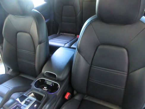 Used 2023 Porsche Cayenne AWD/4WD image 15