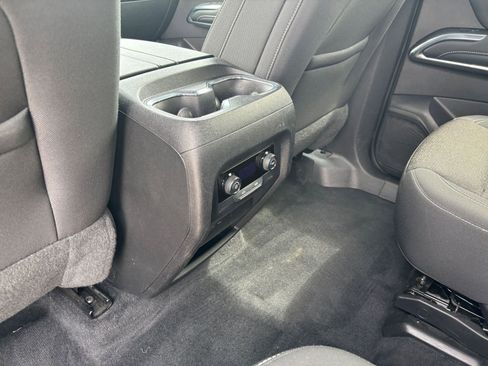 Used 2025 Chevrolet Traverse LT FWD image 24