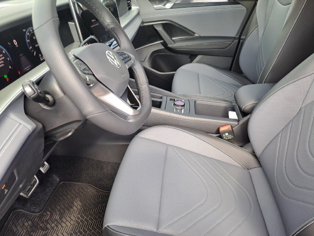 Used 2025 Volkswagen Tiguan SE R-Line FWD image 17