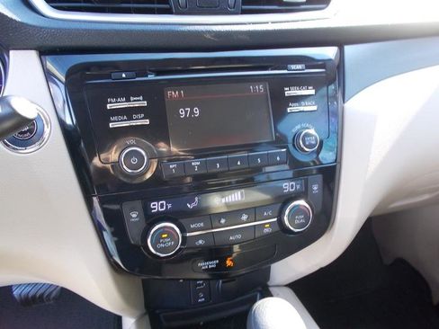 Used 2016 Nissan Rogue SV image 32