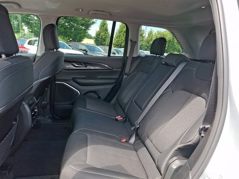 Used 2022 Jeep Grand Cherokee Laredo w/ Luxury Tech Group I AWD/4WD image 20