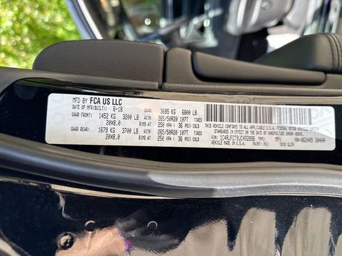 Used 2018 Jeep Grand Cherokee Overland AWD/4WD image 16