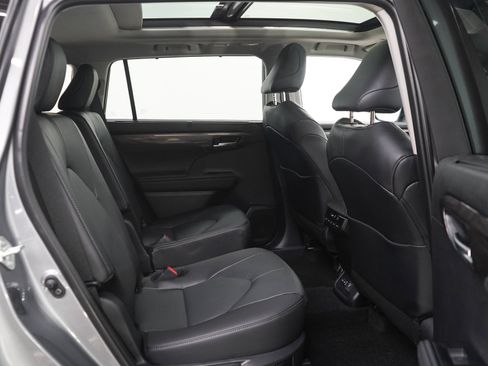 Used 2025 Toyota Highlander Limited AWD/4WD image 12