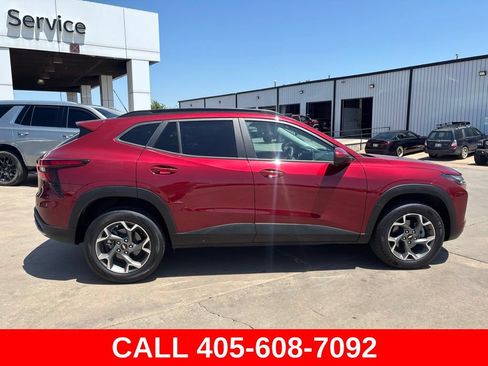 Used 2025 Chevrolet Trax LT FWD image 6