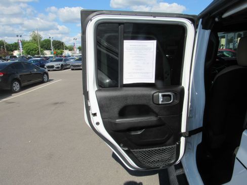 Used 2020 Jeep Gladiator Overland AWD/4WD image 10
