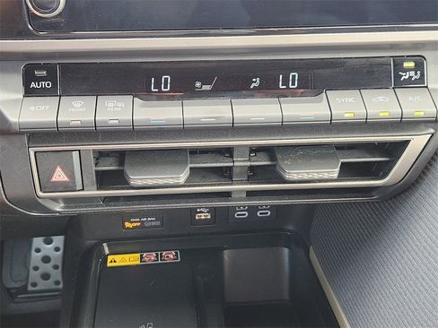 Used 2025 Toyota Camry SE image 16