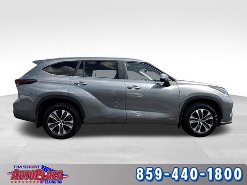 Used 2025 Toyota Highlander XLE AWD/4WD image 9