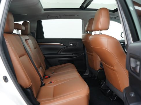 Used 2019 Toyota Highlander Limited Platinum AWD/4WD image 13