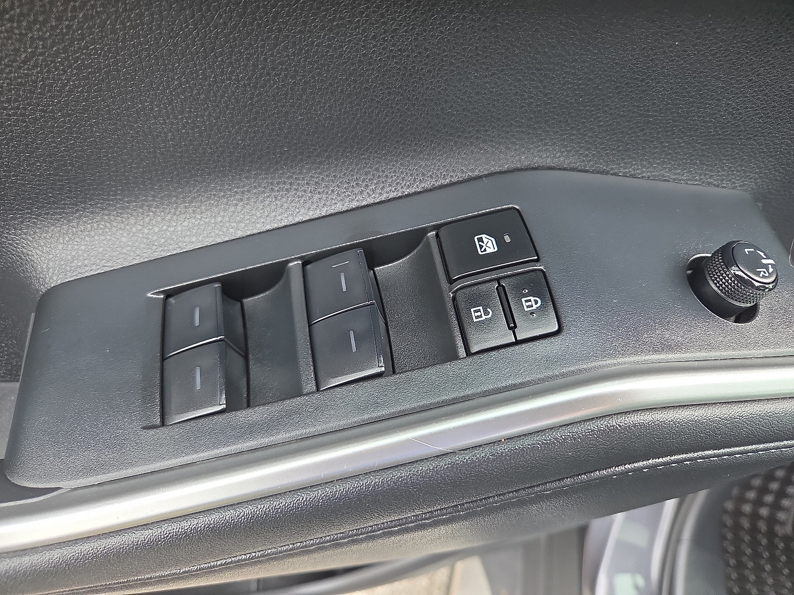 Used 2024 Toyota Highlander XLE AWD/4WD image 15
