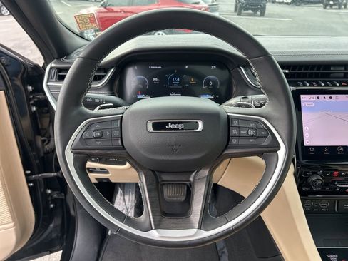 Used 2023 Jeep Grand Cherokee Limited w/ Luxury Tech Group II image 22