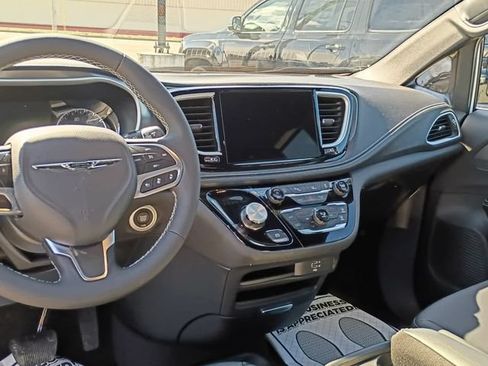 Used 2026 Chrysler Pacifica Select FWD image 16