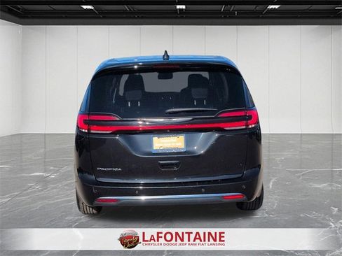Certified 2023 Chrysler Pacifica Touring-L image 4