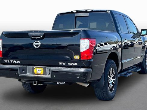 Used 2021 Nissan Titan SV w/ SV Convenience Package image 2