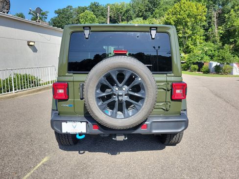 Used 2022 Jeep Wrangler Unlimited Sahara w/ Cold Weather Group AWD/4WD image 6