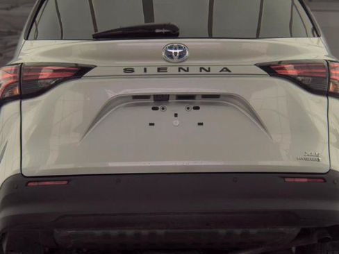 Used 2021 Toyota Sienna XLE w/ XLE Plus Package FWD image 7