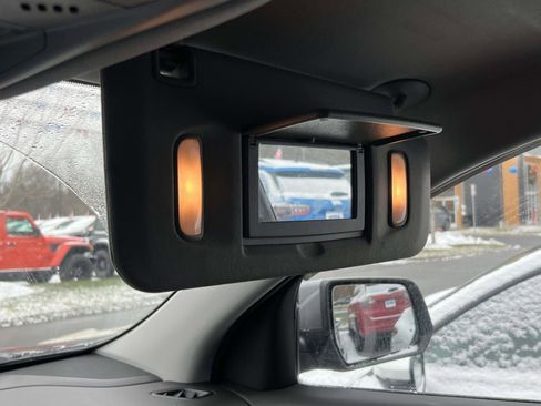 Used 2022 GMC Acadia SLE w/ Driver Convenience Package image 8