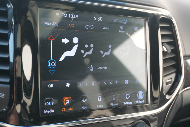 Used 2020 Jeep Grand Cherokee Overland AWD/4WD image 25