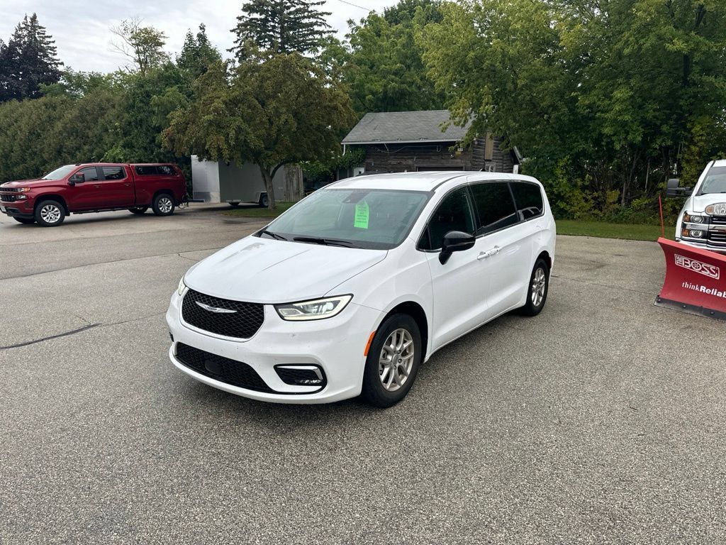 Used 2025 Chrysler Pacifica Select FWD image 1