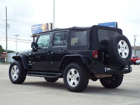 Used 2010 Jeep Wrangler Unlimited Sahara AWD/4WD image 8