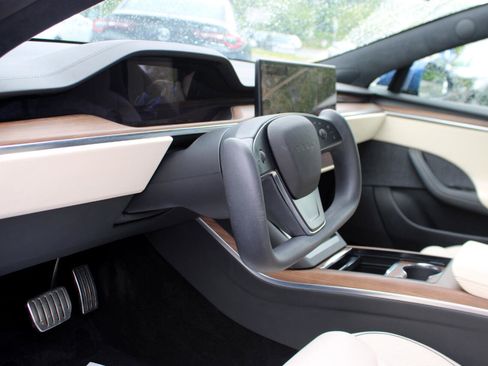 Used 2021 Tesla Model S Plaid image 11