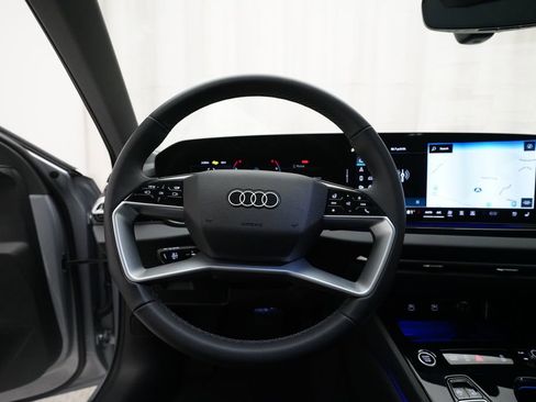 Used 2025 Audi Q5 Premium w/ Convenience Package image 4