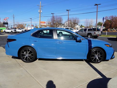 Used 2024 Toyota Camry SE image 9