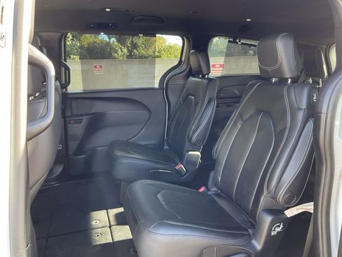 Used 2020 Chrysler Pacifica Touring-L image 20