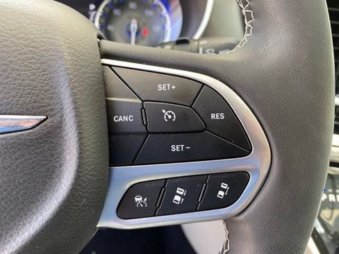 Used 2023 Chrysler Pacifica Touring-L FWD image 19