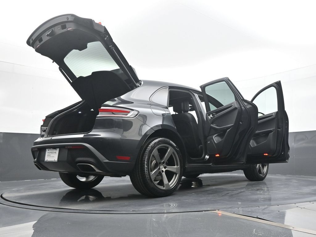 Certified 2025 Porsche Macan AWD/4WD image 26