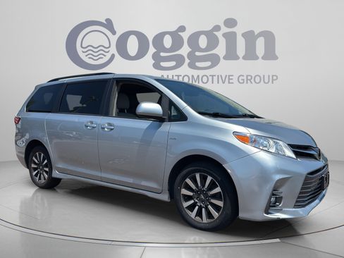 Used 2019 Toyota Sienna XLE w/ XLE Navigation Package AWD/4WD image 7