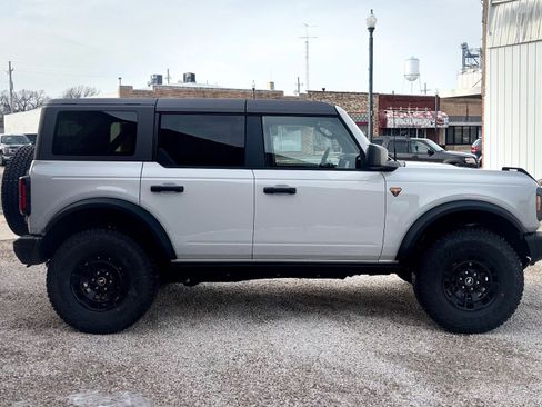 New 2026 Ford Bronco Badlands w/ Sasquatch Package image 2