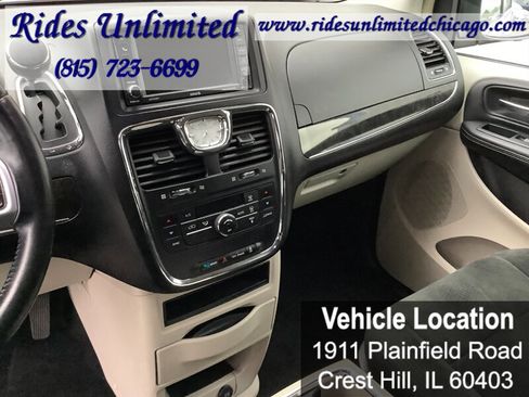 Used 2012 Chrysler Town & Country Touring image 14