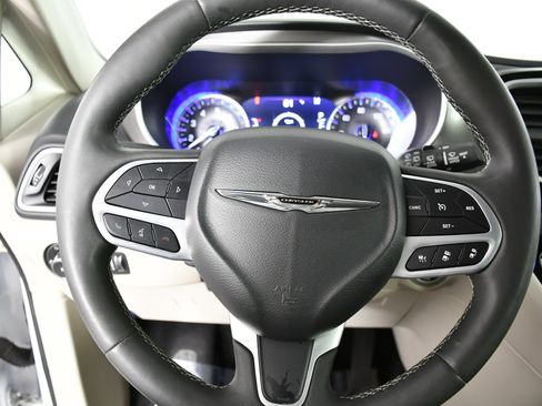 Used 2024 Chrysler Pacifica Touring-L image 19