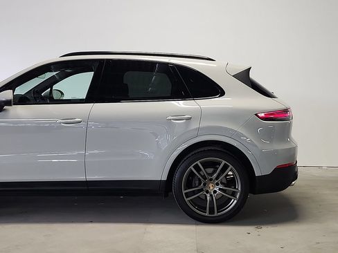 Used 2023 Porsche Cayenne AWD/4WD image 7