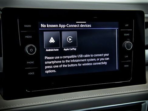 Used 2025 Volkswagen Taos SE w/ Panoramic Sunroof Package image 14