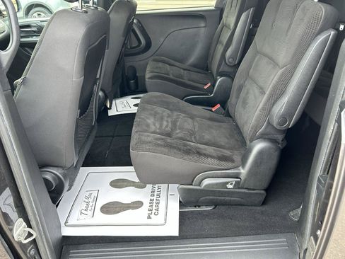 Used 2018 Dodge Grand Caravan SE FWD image 9