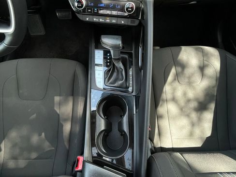 Used 2025 Hyundai Elantra SEL FWD image 19