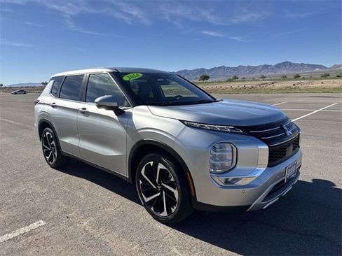 Used 2024 Mitsubishi Outlander SE Black Edition image 3