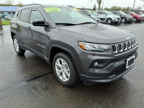 Used 2024 Jeep Compass Latitude AWD/4WD image 3