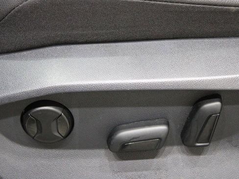 Used 2022 Volkswagen Tiguan SE image 16