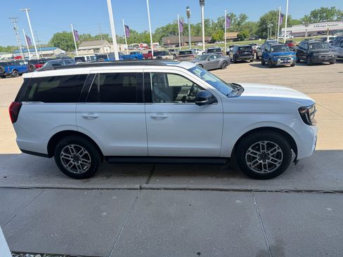Used 2025 Ford Expedition Active image 5
