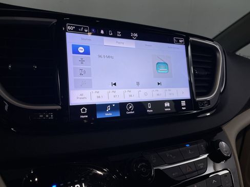 Used 2023 Chrysler Pacifica Touring-L FWD image 14