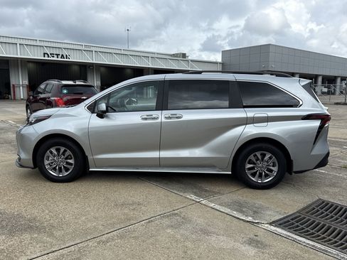 Used 2025 Toyota Sienna XLE FWD image 6