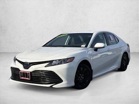 Used 2020 Toyota Camry LE image 1