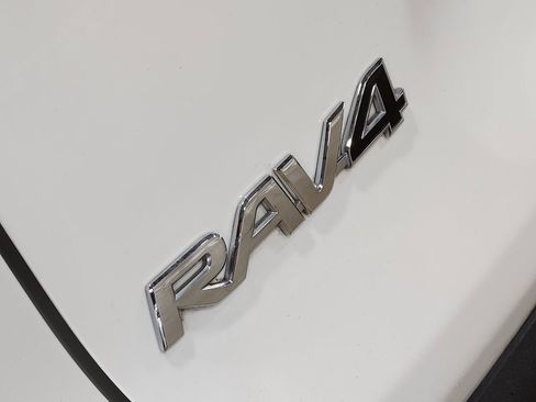 Used 2022 Toyota RAV4 LE AWD/4WD image 25