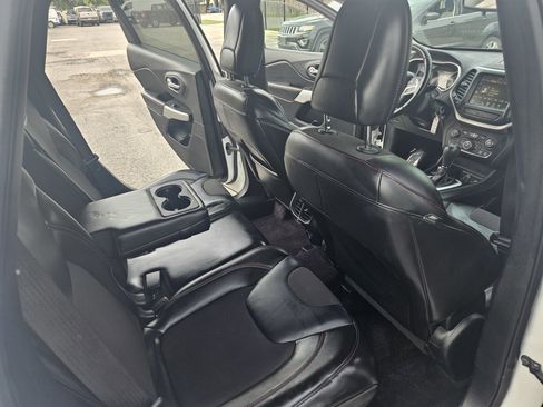 Used 2017 Jeep Cherokee Trailhawk AWD/4WD image 23