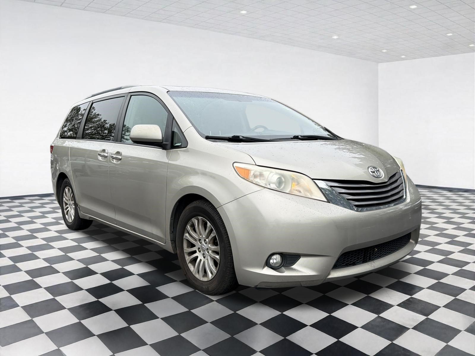 Used 2016 Toyota Sienna XLE Premium FWD image 3
