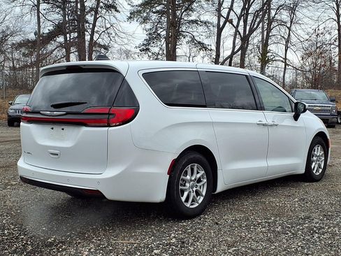 Used 2023 Chrysler Pacifica Touring-L image 5