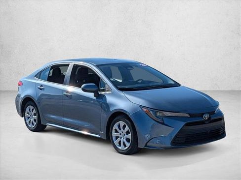 Used 2023 Toyota Corolla LE image 3