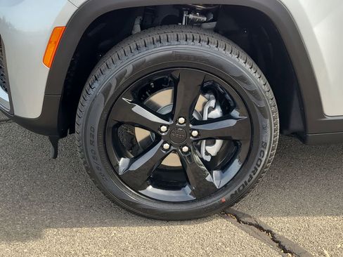 New 2026 Jeep Grand Cherokee Limited AWD/4WD image 16